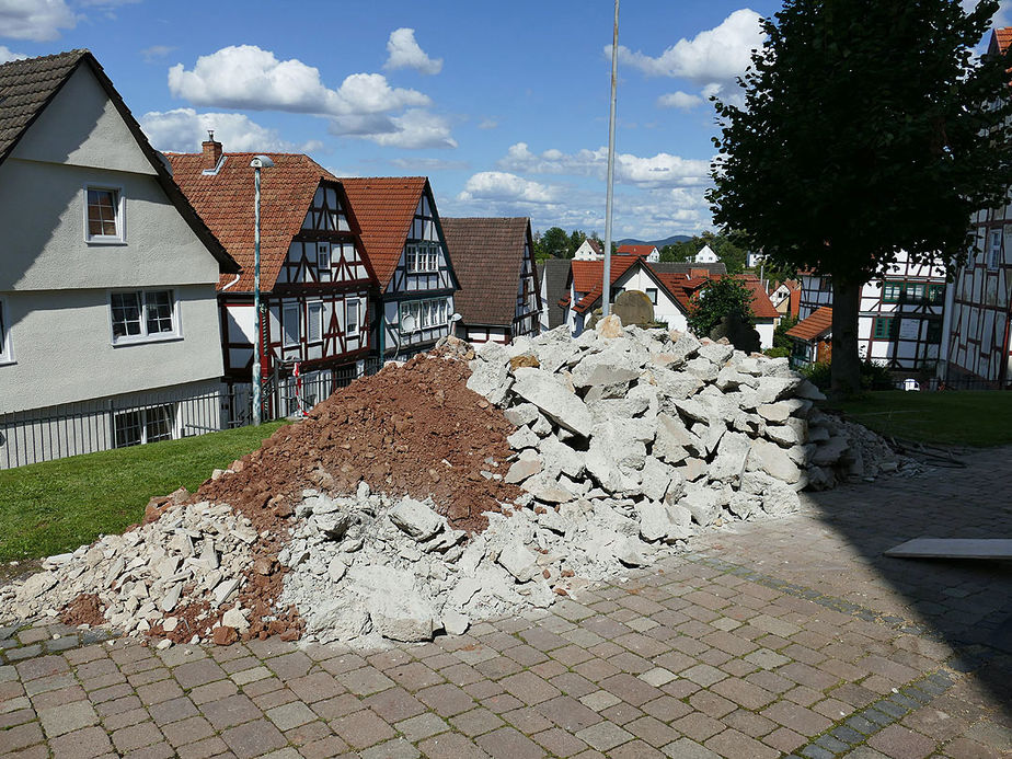 Bauschutt auf dem Kirchhof (Foto: Karl-Franz Thiede)